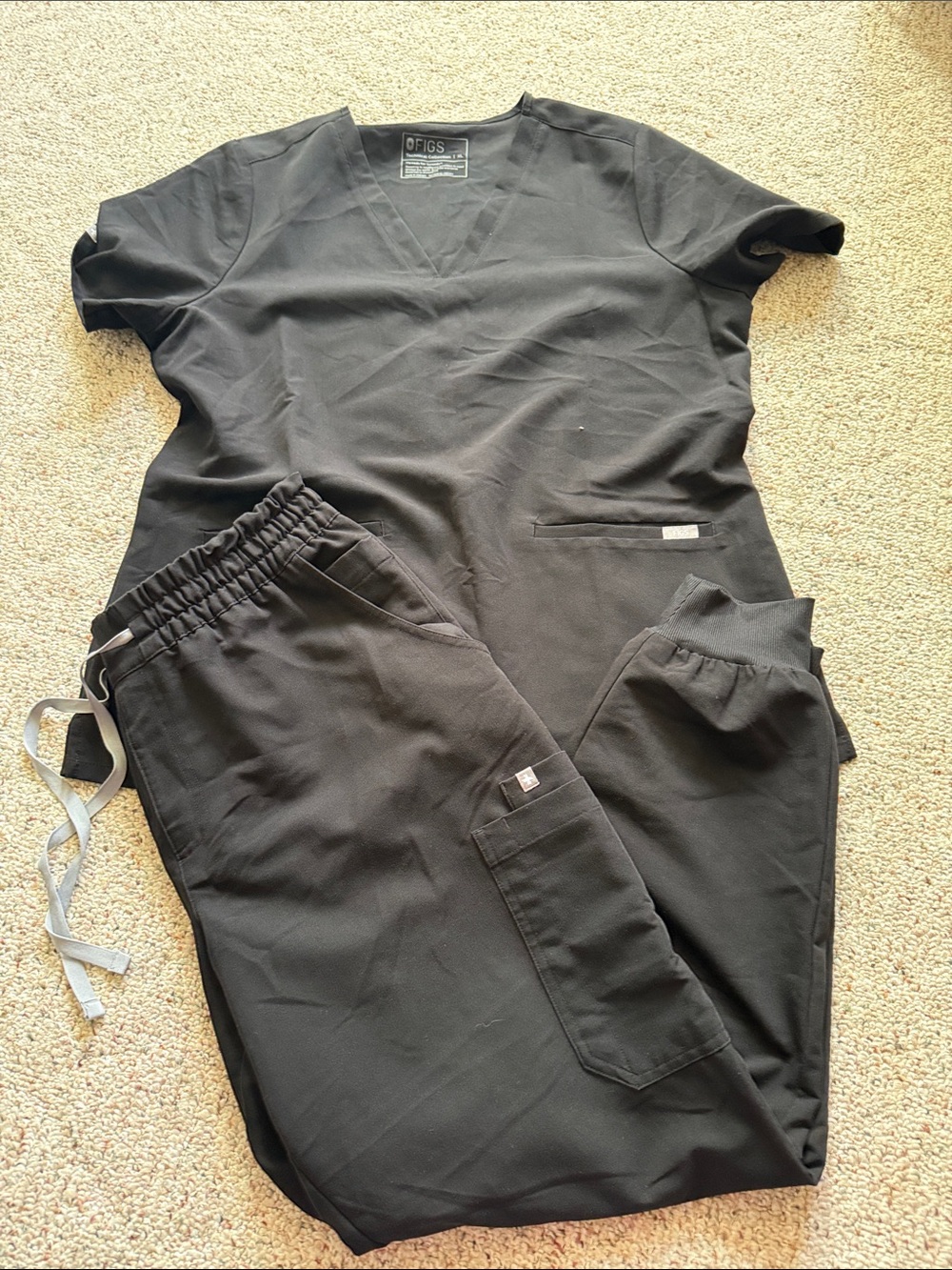 Figs Women’s Black V-Neck Scrub Top with Black Jogger Scrub Pants both size XL